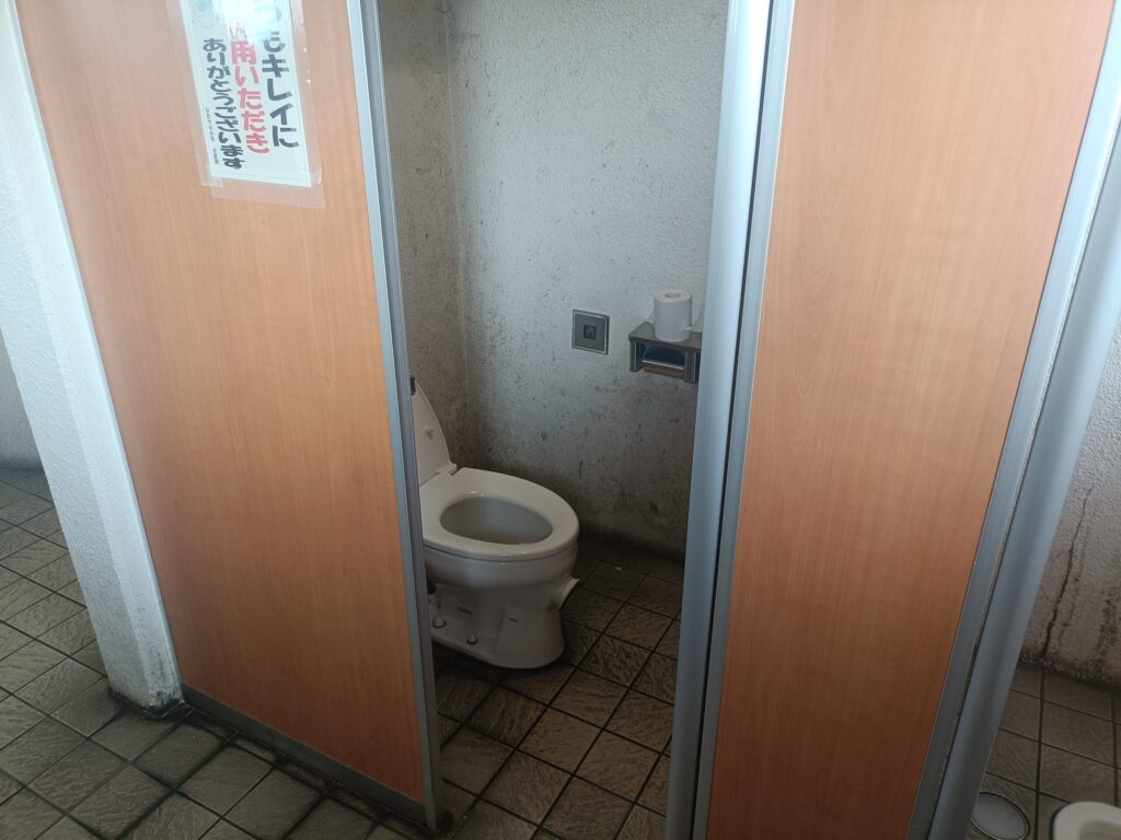 男子トイレ内の状況2
